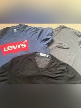 Bundle of 3: Levis, Columbia and Calvin Klein
(2 shirts, 1 sweater)
